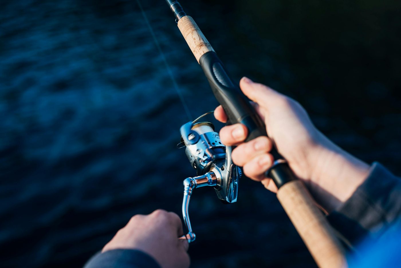 Equipo de spinning organizado antes de una salida de pesca