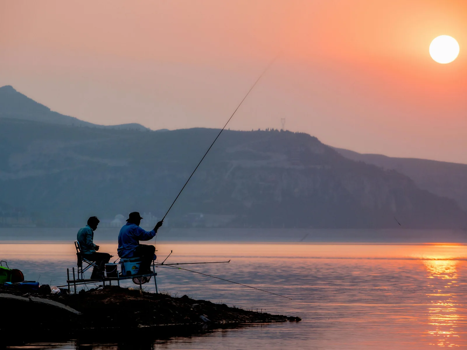 Pescadores de spinning durante una tarde de verano junto al agua