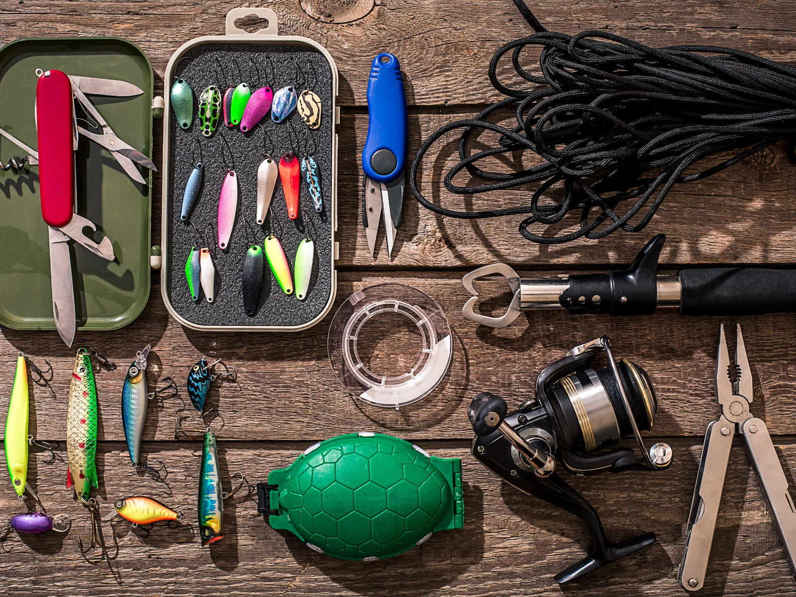 Equipo de spinning y documentación preparados antes de una salida de pesca en España