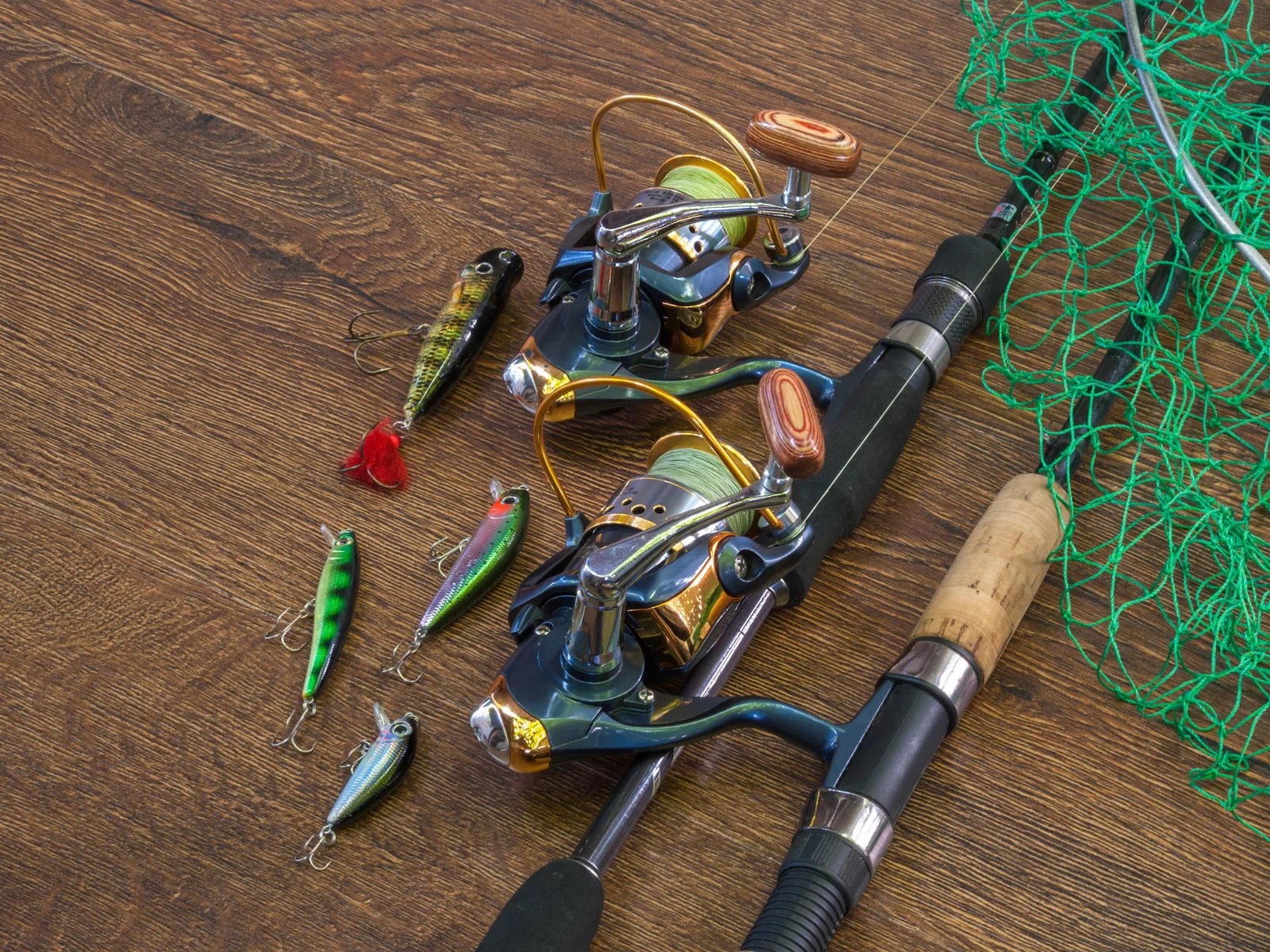 Señuelos artificiales de distintos colores y formas para adaptar la pesca al agua y al clima